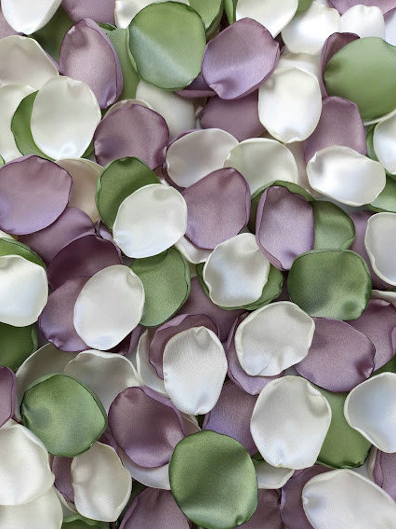 Pu&ograve; includere: Una collezione di petali di fiori di seta in tonalit&agrave; avorio, rosa polvere e verde salvia. I petali sono disposti in modo casuale, creando uno sfondo bellissimo e romantico.