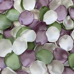 Pu&ograve; includere: Una collezione di petali di fiori di seta in tonalit&agrave; di verde, viola e bianco. I petali sono disposti in modo casuale, creando una bella ed elegante esposizione.