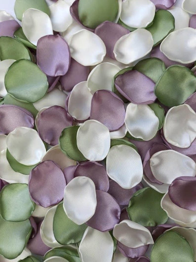 Pu&ograve; includere: Una collezione di petali di fiori di seta in tonalit&agrave; di verde, bianco e lavanda. I petali sono disposti in modo casuale, creando una bella e romantica esposizione.