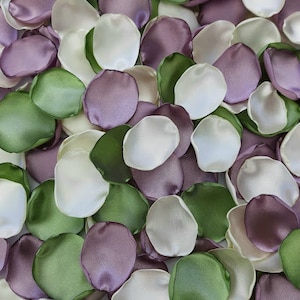 Pu&ograve; includere: Una collezione di petali di fiori di seta in tonalit&agrave; avorio, rosa polvere e verde salvia. I petali sono sparsi e sovrapposti, creando un aspetto morbido e romantico.