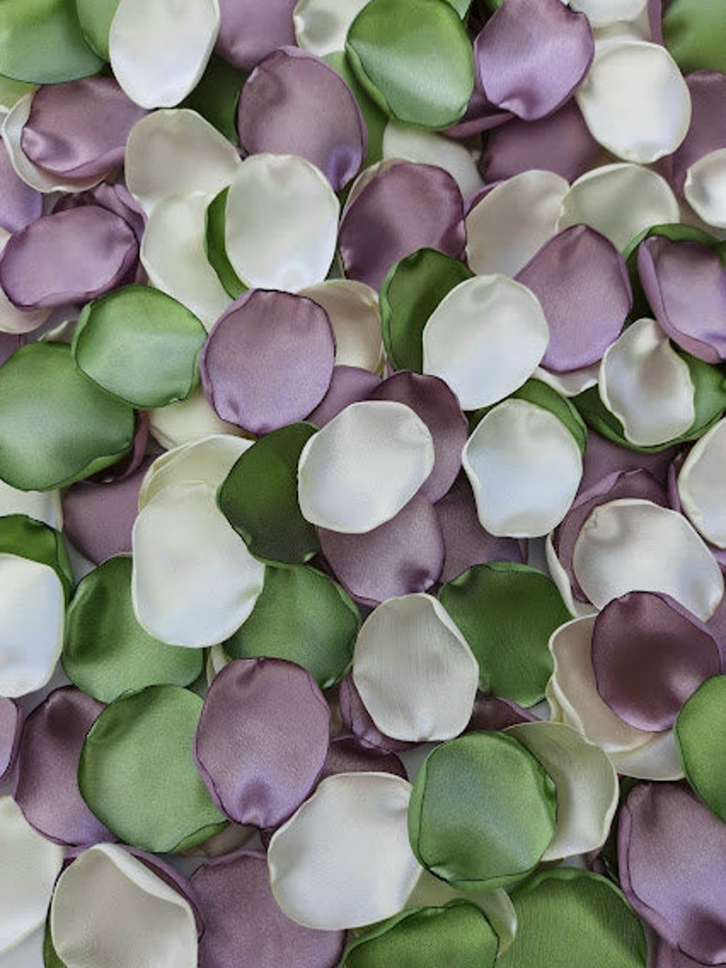 Pu&ograve; includere: Una collezione di petali di fiori di seta in tonalit&agrave; avorio, rosa polvere e verde salvia. I petali sono sparsi e sovrapposti, creando un aspetto morbido e romantico.