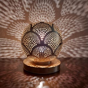 Marokkanische Tischlampe, handgefertigte Messinglampe, Messing-Schreibtischlampe. Marokkanische orientalische Messing-Tischlampe, moderne Lampe