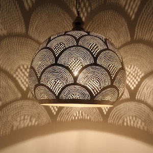 Handgemaakte messing hanglamp, Marokkaanse handgeperforeerde plafondlamp, warme boho-sfeer, verstelbare ketting