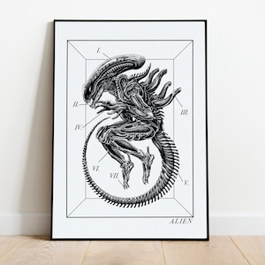 Puede incluir: Ilustración en blanco y negro de una criatura alienígena en una caja con etiquetas en números romanos. El alienígena está enroscado con su cola envuelta alrededor de su cuerpo. El texto "ALIEN" está en la parte inferior de la imagen.