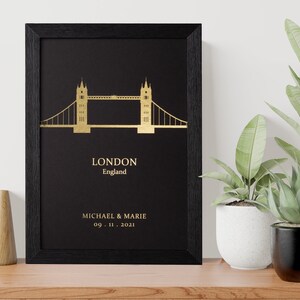 London Tower Bridge A4 metallic foliedruk, met personalisatie van namen en datum in een koperen, gouden of zilveren afwerking
