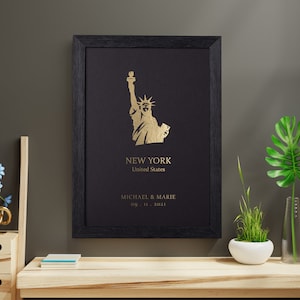 A4 metallic folieprint Vrijheidsbeeld New York, met personalisatie van namen en datum met koperen, gouden of zilveren afwerking