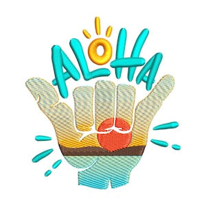 Pode incluir: Desenho bordado de uma mão fazendo o sinal shaka com a palavra "ALOHA" em letras turquesa e um sol amarelo acima da mão. A mão é estampada com um pôr do sol e ondas do oceano.