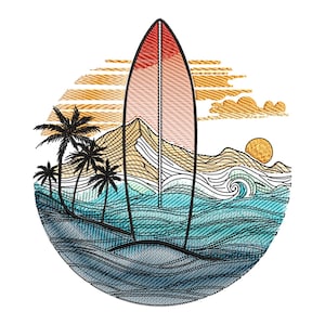 Puede incluir: Un diseño bordado colorido de una tabla de surf de pie en el océano con palmeras y una puesta de sol en el fondo.