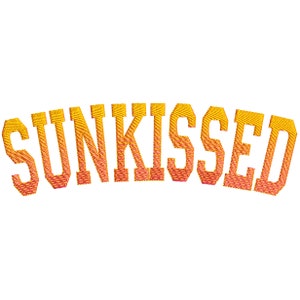 Op de afbeelding: Het woord "SUNKISSED" geborduurd in een vetgedrukt, gebogen lettertype, met gele en roze stiksels.