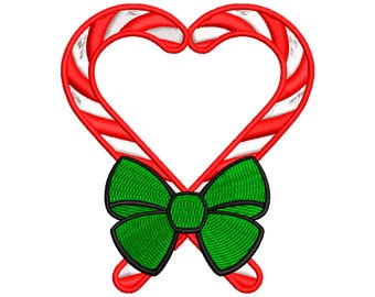 Könnte beinhalten: Festliches Design mit zwei rot-weiß gestreiften Zuckerstangen, die herzförmig angeordnet sind. Eine grüne Schleife mit schwarzem Rand ist unten zentriert. Das Bild ist ein digitales Stickdesign.