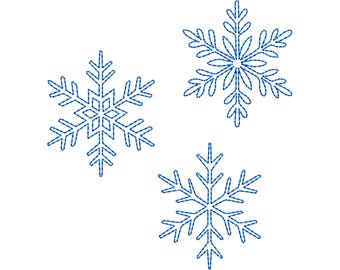 Op de afbeelding: Drie blauwe sneeuwvlokontwerpen op een witte achtergrond. Elke sneeuwvlok heeft een unieke vorm, met ingewikkelde details en een gestikt uiterlijk. De sneeuwvlokken zijn felblauw.
