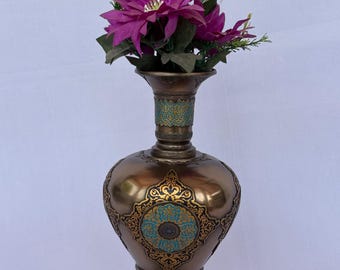 Jarrón decorativo de bronce antiguo de 38 cm con diseño floral. Un toque vintage para la decoración del hogar.