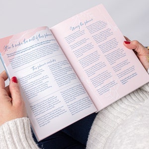 Op de afbeelding: Een open journal met roze pagina's en blauwe tekst. Het journal is getiteld "Hoe je het meeste uit deze planner haalt" en "De planner gebruiken". De tekst beschrijft het doel en de kenmerken van het journal, waaronder coachingsvragen, activiteiten en copingstrategie&euml;n.