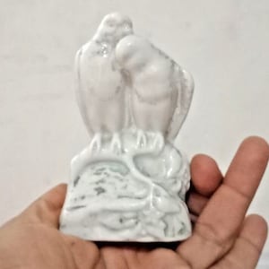Figurka zabytkowej porcelany z papugami – ręcznie wykonany przedmiot kolekcjonerski, antyczna rzeźba ptaka do wyjątkowego wystroju domu i nostalgiczny prezent dla entuzjastów