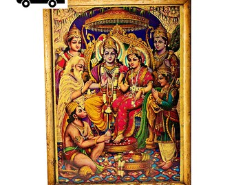 Pode incluir: Uma pintura emoldurada que retrata um grupo de deidades hindus em um ambiente colorido. As deidades estão sentadas em um trono com um dossel acima delas. A pintura é cercada por uma moldura de madeira.