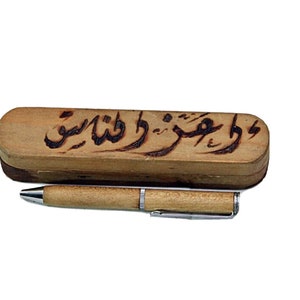 Zeldzame vintage houten pen met gegraveerde doos – hervulbaar schrijfinstrument voor verzamelaars, handgemaakte elegantie, uniek cadeau voor penliefhebbers