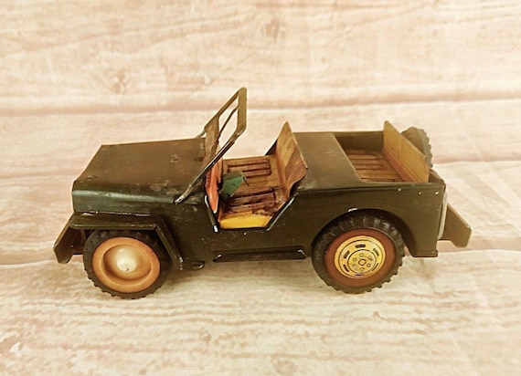 Collectible Vintage Jeep Tin Toy – Friction-Powered Green & Yellow Litho Print | Retro Classic Handmade Model | Chinese-Made Car for Display
