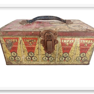 Scatola di latta vintage con tre sigarette "A" – Oggetto da collezione in litografia Virginia dorata, raro cimelio antico del tabacco per appassionati e amanti dell'arredamento nostalgico