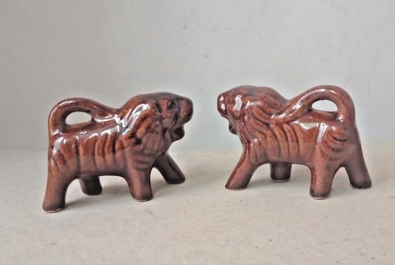 Set of 2 Glazed Ceramic Lion Figurines– Old Vintage-Style Handcrafted Collectibles | Retro Mini Animal Decor | Unique Tabletop Accent Pieces