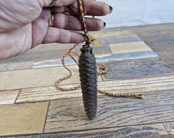 Peso per orologio a cucù vintage in ferro a forma di pigna, parte di un orologio a cucù, decorazione della Foresta Nera