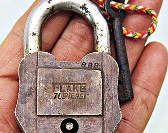 Vintage Flake 7 hendels ijzeren messing hangslot met sleutel, rustieke hardware voor verzamelaars