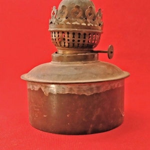 Lámpara de aceite de queroseno de cobre y latón vintage con acabado de pátina rica, iluminación coleccionable antigua, decoración de ambiente cálido con diseño artesanal único L1