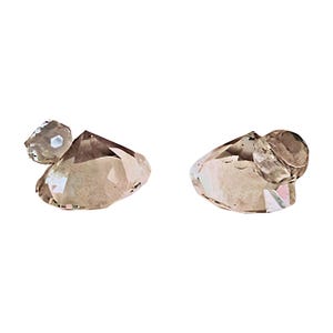 Op de afbeelding: Twee heldere, gefacetteerde, bruine kristallen. De stenen zijn piramidevormig met een afgeronde top.