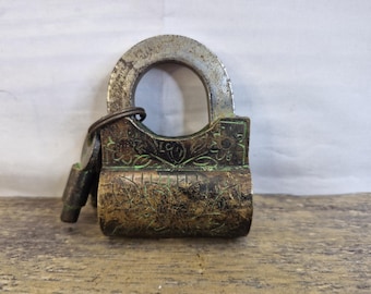 Lucchetto vintage in ottone con intaglio floreale – Lucchetto in stile antico inciso a mano con chiave, da collezione
