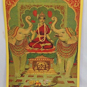 Könnte beinhalten: Eine farbenfrohe Illustration einer hinduistischen Göttin, die auf einem Lotusthron sitzt, flankiert von zwei weißen Elefanten. Die Göttin ist mit einer Krone, Schmuck und einem roten Sari geschmückt. Die Elefanten sind mit verzierten Kopfbedeckungen und Girlanden geschmückt. Das Bild ist vor einem grünen und gelben Hintergrund mit floralen Motiven platziert. Der Text "अन्नपूर्णेश्वरी माता" ist am unteren Rand des Bildes geschrieben.