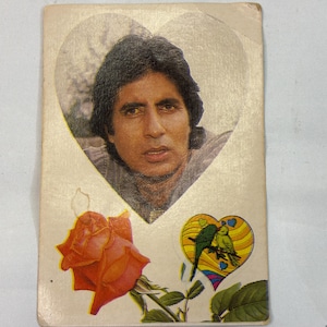 Vintage Bild-Postkarte von Bollywood-Ikone Amitabh Bachchan seltenes indisches Kino Sammlerstück Retro Bollywood Erinnerungsstücke klassisches BigB-Porträt
