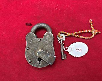 Lucchetto vintage in ferro fatto a mano con targhetta e chiave in ottone – Lucchetto funzionante in stile antico da collezione (H5)