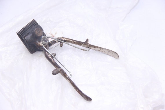 Rare Old Vintage Barber Shop Manual Hair Clipper - Retro Handheld Hair Trimmer - Authentic Collectible Barber Tool - Antique Grooming Device