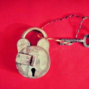 Vintage Aligarh Nickel-Plated Brass Padlock – 10 Lever Lock with Key | Antique Collectible Security Relic | Retro Industrial-Chic Decor Q22