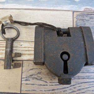 Handgjort hänglås i smedjärn med nyckel – Randig design i antik stil, samlarverktyg P8