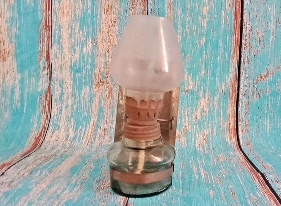 Vintage Made-in-India Kerosene Lantern – Antique Oil Lamp Collectible | Rustic Metal Camping Light | Nostalgic Farmhouse or Cabin Decor L1