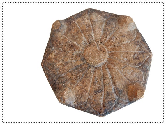 Handcrafted Engraved Floral Idol Stand – Original Stone God Pedestal, Unique Traditional Decor, Durable Artisanal Display for Divine Statues