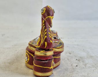 手彫りの木製クムクムボックス、ヴィンテージのインド式プージャシ