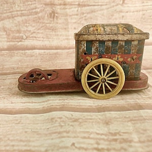 Juguete de cuerda con litografía vintage: carrito de dulces verde y amarillo