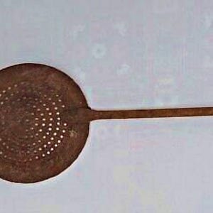Cuillère tribale en fer sculpté à la main des années 1900 : filtre de cuisine vintage