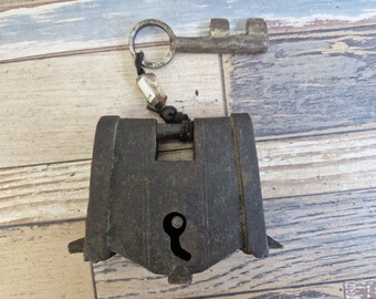 Lucchetto in ferro battuto fatto a mano con chiave – Design a strisce, lucchetto in stile antico, strumento da collezione P2