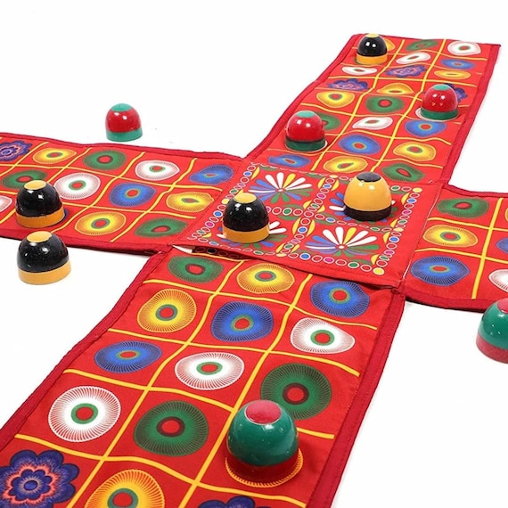 手作りのパチシゲーム - タカラガイを使った伝統的なインドのボード