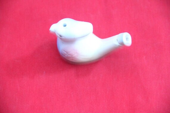 磁器製の鳥の形をした水笛：風変わりなセラミック製ホーム