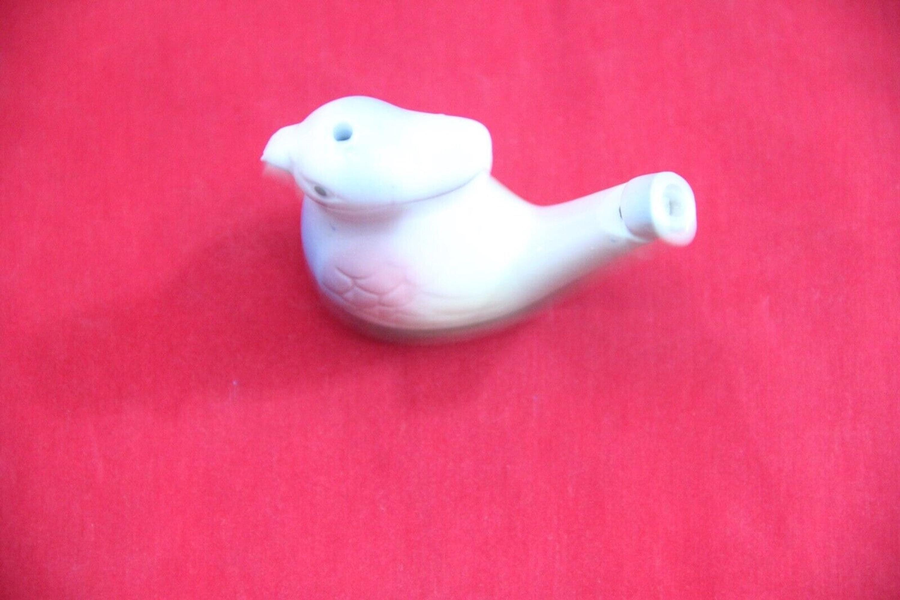 磁器製の鳥の形をした水笛：風変わりなセラミック製ホーム