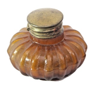 Vintage amberkleurige meloenvormige inktpot bureau-inktpot met elegante koperen dop Uniek verzamelobject voor schrijvers en decorateurs