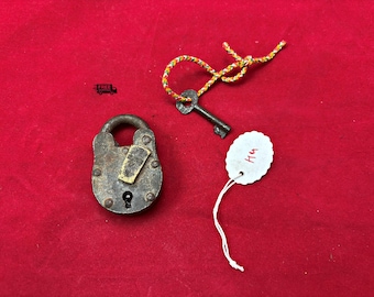 Lucchetto vintage in ferro fatto a mano con targhetta e chiave in ottone – Lucchetto funzionante in stile antico da collezione (H4)