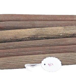 Può includere: Una collezione di sei antichi mattarelli in legno. I mattarelli sono di colore marrone-rossastro, con una superficie di rotolamento scanalata e manici affusolati. I mattarelli sono disposti in modo leggermente sovrapposto.