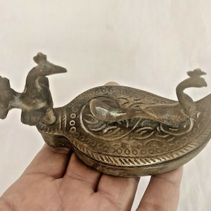 Ancienne boîte kumkum en laiton fabriquée à la main vintage, boîte vermillon de conception unique de Chopda de support de Tikka de Sindoor religieux, décor de rituel hindou à collectionner