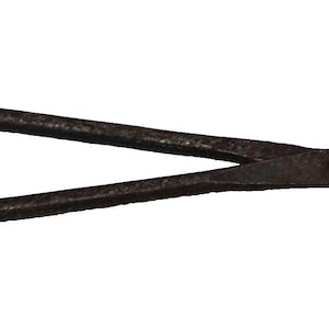 Puede incluir: Un par de tenazas de metal oxidado con una cabeza redonda de forma ovalada. Las tenazas se utilizan para manipular objetos calientes, como carbones o metal.