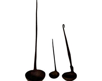 手作りの鉄製オイルレードル：素朴なインドのキッチン装飾