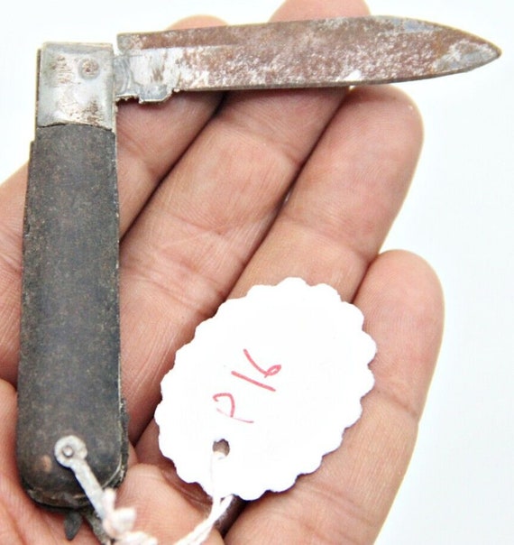 Charming Vintage Folding Pocket Knife with Iron Blade and Elegant Horn Handle, Ideal Collectible for Knife Enthusiasts or Outdoor Lovers P16